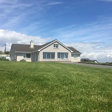 Follies - Ocean Views - On Greenway Holiday home *